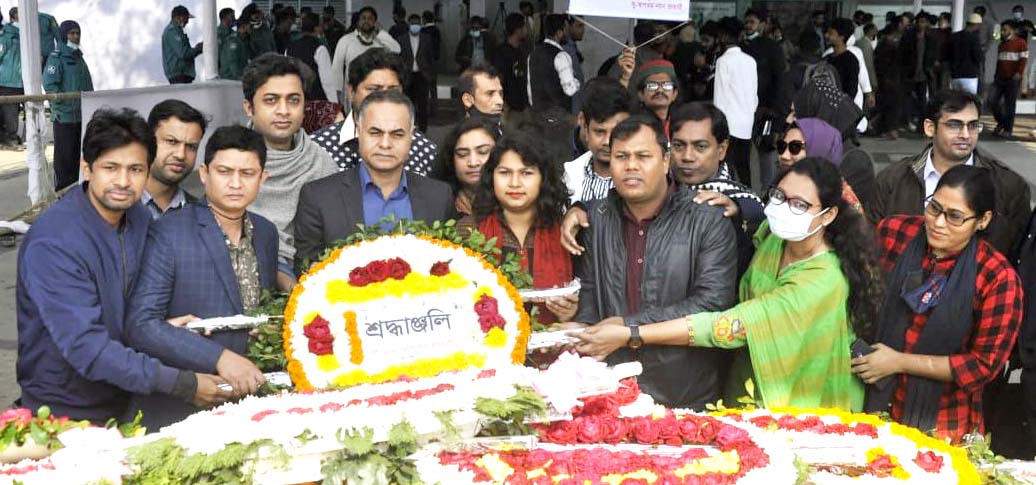 বঙ্গবন্ধুর প্রতিকৃতিতে ডিআরইউ নেতৃবৃন্দের শ্রদ্ধা