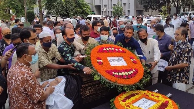 প্রবীণ সাংবাদিক জাহিদুজ্জামান ফারুকের কফিনে ডিআরইউ’র শ্রদ্ধাঞ্জলি