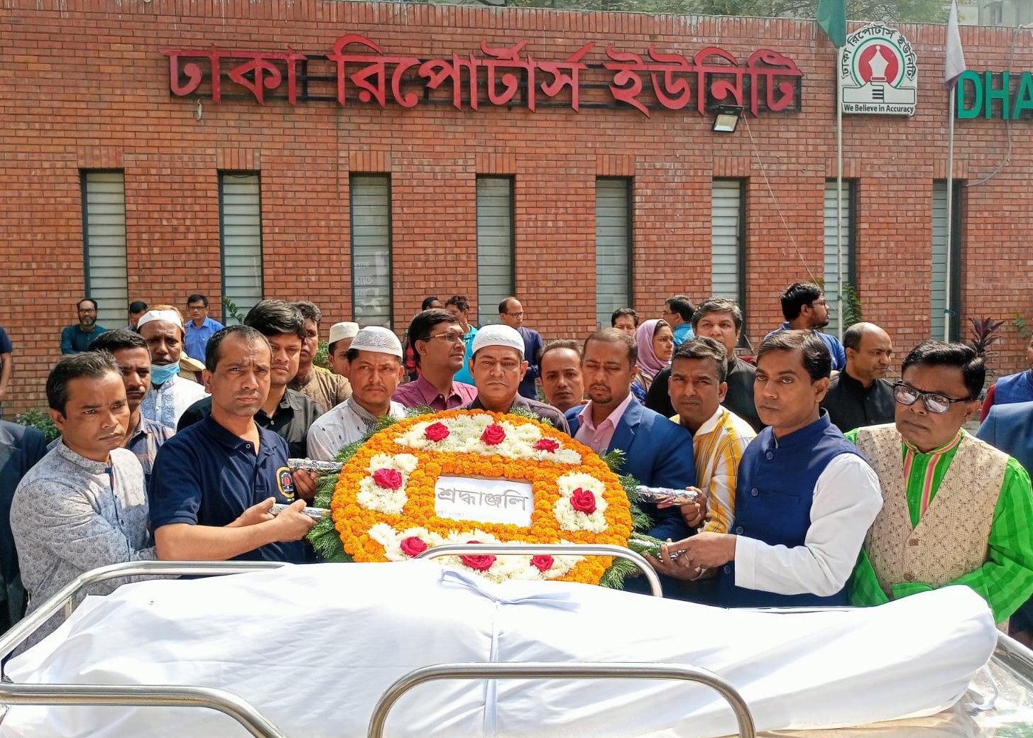 সাংবাদিক লায়েকুজ্জামান এর জানাযা অনুষ্ঠিত