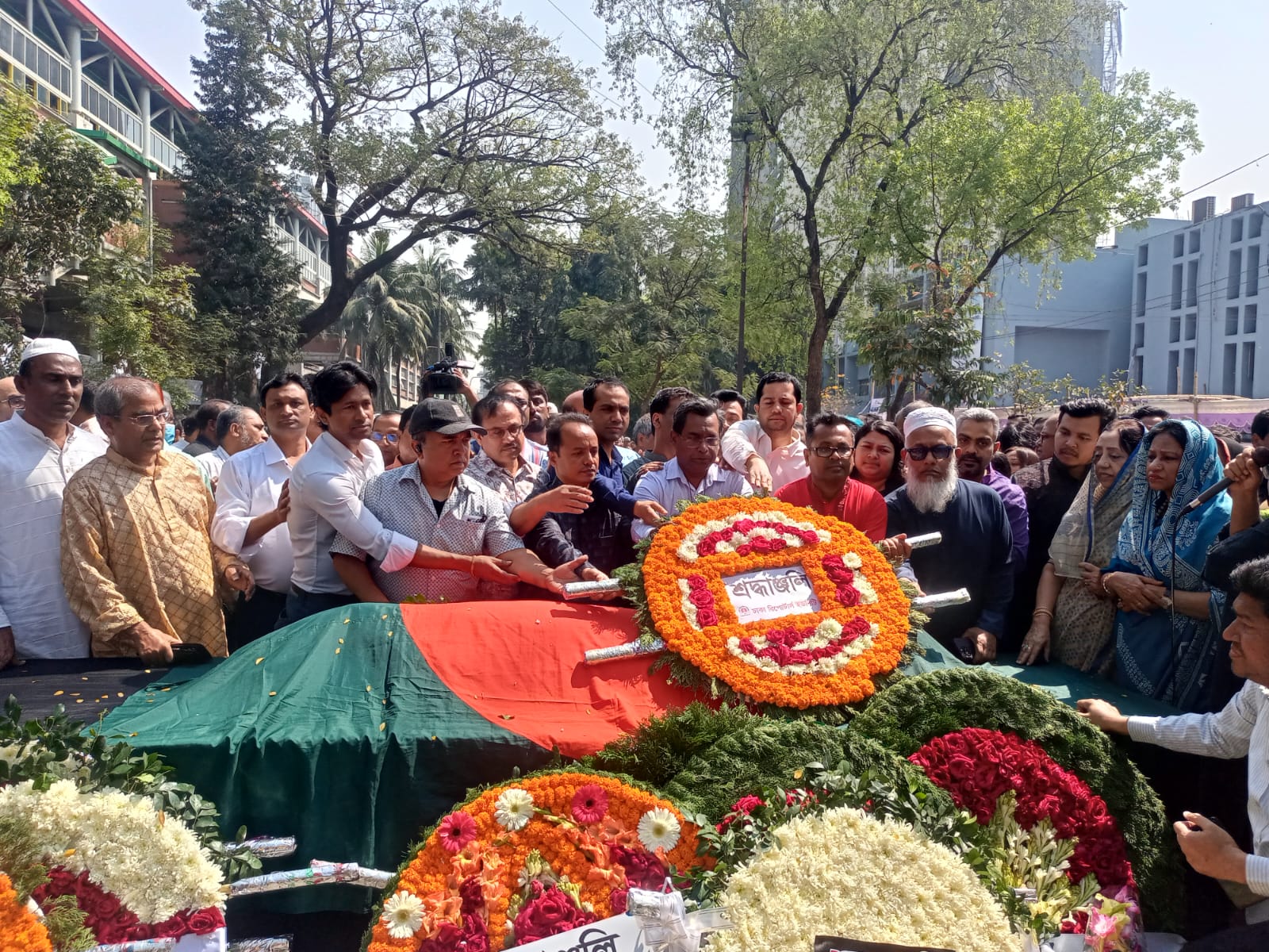 সাংবাদিক ইহসানুল করিম এর কফিনে শেষ শ্রদ্ধা